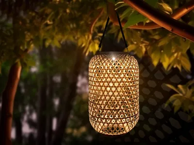 Produktbild von LED Solarleuchten hängend aus Bambus Korbgeflecht Laterne draußen für den Garten