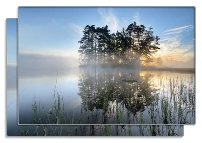 Produktbild von Wallario Frühstücksbrettchen 2er Set aus Glas, je 20 x 30 cm, mit rutschfesten Füßen, Motiv Stiller See mit Insel im Morgennebel