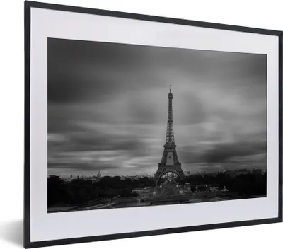 Produktbild von MuchoWow® MuchoWow® Gerahmtes Poster Einsamer Eiffelturm 40x30 cm - Poster mit zchwarzem Bilderrahmen - Bilderrahmen - Poster im Rahmen