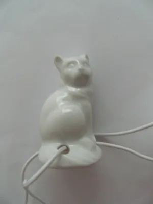 Produktbild von Porzellan Tropfenfänger Katze sitzend, weiß, für Kaffee- oder Teekannen, Figur Tier
