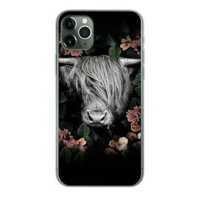 Produktbild von MuchoWow® Handyhülle Schutzhülle Hülle für iPhone 11 Pro Max Schottischer Highlander - Blumen - Rosa Silikon Softcase Handy Hülle - Schutz