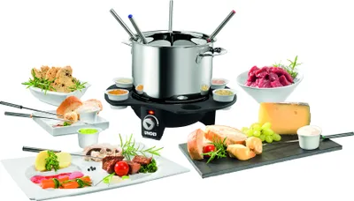 Das Unold Fondue Elégance-Set besteht aus einem Topf mit geschmolzenem Käse und Dip-Gabeln, umgeben 