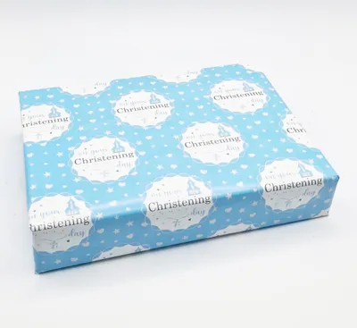 Produktbild von Verpackungspapier und Etiketten für eine Taufe eines Jungen, in Blau und Weiß