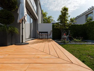Produktbild von Belladoor | 5,49 m | Terrassendiele Garapa Braun 20x145x2000 mm, Hartholz Tropenholz, kesseldruckgetrocknet, Dauerhaftigkeitsklasse 3, formstabil, Breitdiele, glatte Oberfläche, Außenbereich, KI-generiertes Bild