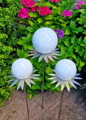Produktbild von Blütenzauber Milano 3er Set Rosenkugel 15/10/10 cm Edelstahl weiß poliert Gartenstecker Deko mit Stab 80 cm