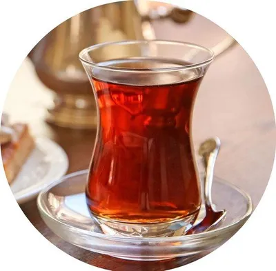 Produktbild von DigiRigi® 18-teiliges türkisches Teeset Jasmine Sultan mit Look‑Effekt – 6 Teegläser, 6 Untersetzer, 6 Teelöffel, Glas & Keramik, goldene Akzente