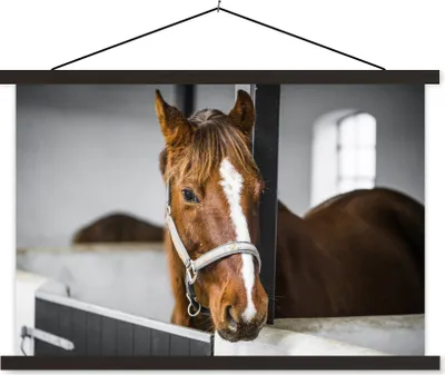 Produktbild von MuchoWow® Textilposter Pferd - Braun - Stall 90x60 cm mit schwarzem Rahmen - Aufhängungssatz