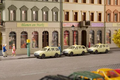 Produktbild von Auhagen PKW Taxi mit Rufsäulen 43676