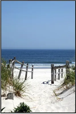 Produktbild von Wallario Wandbild Blick auf Strand, Größe: 61 x 91,50 cm, Poster mit schwarzem Aluminiumrahmen