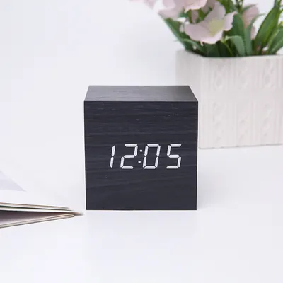 Produktbild von Digitalwecker, LED-Uhr mit 3-stufiger Helligkeit, moderne Würfeluhr Temperaturanzeige, mit Sprachsteuerung, geeignet für Schlafzimmer