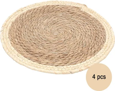 Naturfarbenes rundes Platzset aus geflochtenem Stroh mit Kennzeichnung als praktisches 4er-Set für Tischdekorationen.