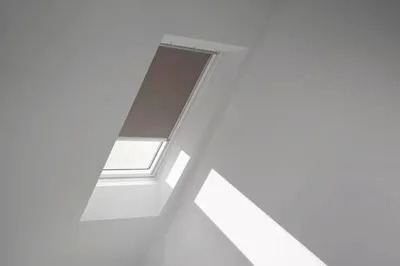 Obrázok produktu pre Zatemňovacia roleta na strešné okno VELUX elektrická DML MK12 4574K hnedá