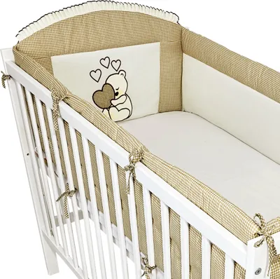 Produktbild von Babybett Nestchen & Bettumrandung WALLES für Bettchen in Größe 70x140 aus 100% Baumwolle bestickt mit einem Teddybär mit Herz Dunkelbeige