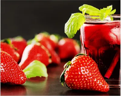 Produktbild von Wallario Poster - Erdbeer-Mojito - Frische Erdbeeren, Kunstdruck Größe: 40 x 50 cm