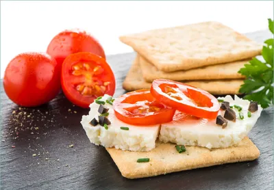 Produktbild von Wallario Fototapete Vliestapete, seidenmatte Oberfläche, einfache Verarbeitung, Größe 400 x 280 cm, Motiv Frisches Knäckebrot mit Tomaten und Käse