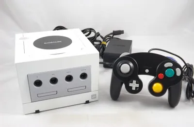 Produktbild von Nintendo GameCube Konsole Pearl White, inkl. Controller, 485 MHz Prozessor, 4 Controller-Ports, ATI Flipper Grafikprozessor, Online Gaming (Breitband Adapter), kompatibel mit Game Boy, GBC, GBA Spielen, sehr guter Zustand (geringe Abnutzungsspuren)