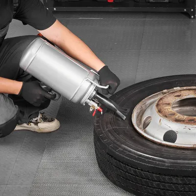 Zdjęcie produktu dla Ręczna pompka do opon VEVOR 6 L, ulepszona przenośna pompka do opon, 0,6-0,8 MPa do małych samochodów, motocykli i rowerów elektrycznych, srebrna