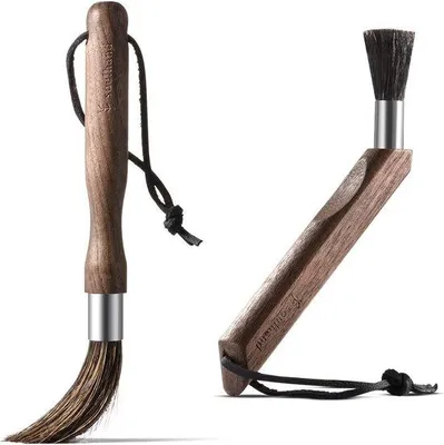Produktbild von Unyqoos® Reinigungsbürsten-Set 2er für Siebträger & Kaffeemühlen – Wildschweinborsten, Buche/Walnuss Holzgriff, Lederaufhängung, gerade + schräg