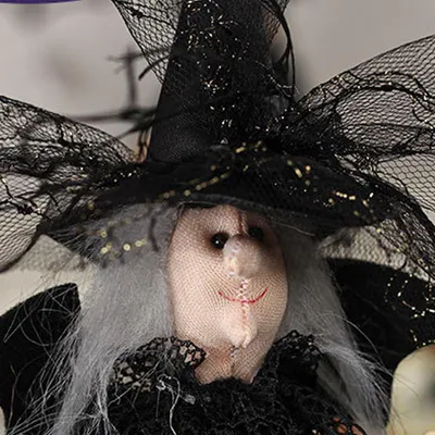Obrázok produktu pre Halloween dekorácie Čarodejnica bábika oblečená v gázovej sukni s Besom Dekorácie na stôl Ozdoby na párty rekvizity Čierna