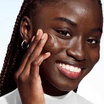 Productafbeelding van Clinique Even Better Clinical Vitamin Make-up SPF 50, pompflacon, vloeibare formule, geschikt voor gemengde huid, droge huid, normale huid, vette huid, gevoelige huid, stralend effect, hydraterend, beschermend, egaliserend, licht, medium dekking, koele tinten