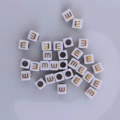 Image de Perles pour lettres, 30 pièces, 6x6 mm, blanches avec or, carrées, lettre E