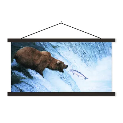 Produktbild von MuchoWow® Textilposter Bär - Fisch - Wasserfall 120x60 cm mit schwarzem Rahmen - Dekoration Schlafzimmer