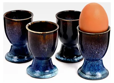 Produktbild von Eierbecher Tokio 4-teilig, Eierhalter für 4 Personen, Steingut Eierbecher Set, Erweiterung für Frühstücksset, Spülmaschinenfeste Eierbecher in Blau-Schwarz mit Braunen Akzenten