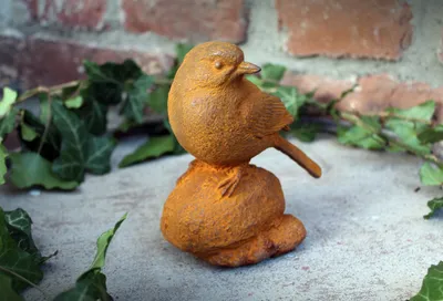 Produktbild von Gartenfigur Vogel auf Stein aus Edelrost, 12 cm hoch, 11 cm lang