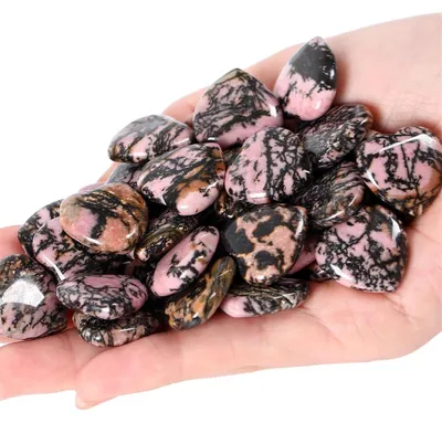 Productafbeelding van 20 Rhodoniet hartvormige helende kristallen, natuurstenen, gepolijst, 20mm, geschikt voor meditatie, chakra-energiebalans, cadeau