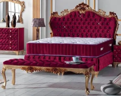 Produktbild von Casa Padrino Barock Doppelbett Bordeauxrot / Gold - Prunkvolles Samt Bett mit Glitzersteinen und Matratze - Komplett Set