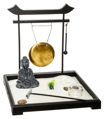 Zen-Garten-Set auf Holzplattform mit Gong, Windlichtern, Sand