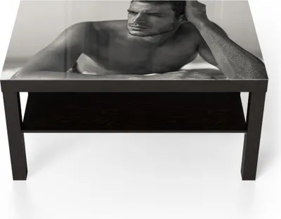Produktbild von DEQORI Couchtisch 90x55 cm Schwarz 'Schöner Mann am Strand' Glas Beistelltisch