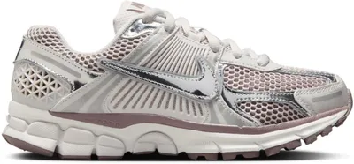 Immagine prodotto di Nike Zoom Vomero 5 "Argento Metallico Viola Platino" HV6417-001, dimensioni: 42,5