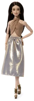 Produktbild von Barbie Signature Basics-Sammelpuppe, Modell 06 mit brünetten Haaren, schimmerndem goldenen Rock und Haltertop, Modepuppe, Weiblich, 6 Jahr(e), Junge/Mädchen, 320 mm, Mehrfarbig