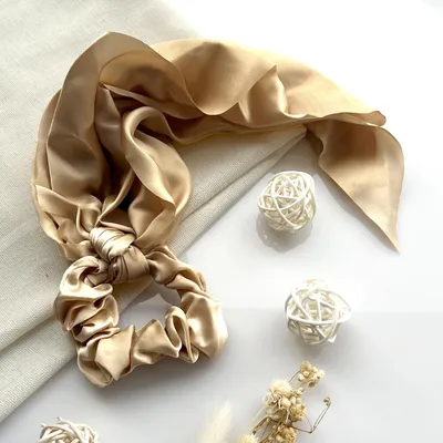 Immagine prodotto di Foulard lungo in raso elasticizzato con doppio fiocco in beige