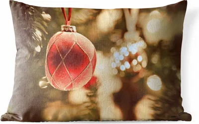 Produktbild von MuchoWow® Outdoor Kissen - Eine Nahaufnahme von dekorativem Weihnachtsschmuck in der Nähe eines Weihnachtsbaums - 50x30 cm - Wetterfest - Lounge Kissen - Sofa kissen - Wohnzimmer Dekoration