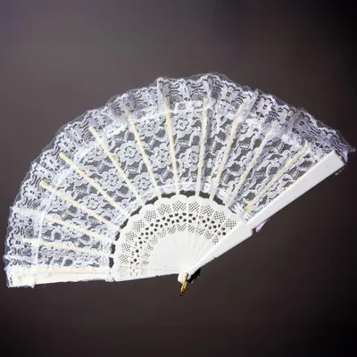 Eleganter weißer Spitzenfächer  im viktorianischen Stil aufgeklappt vor schwarzen Hintergrund von Vorne