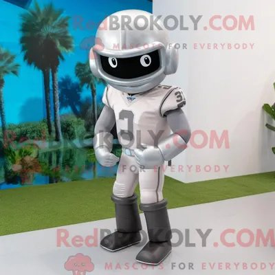 Produktbild von Silberner REDBROKOLY American Football Helm Maskottchen Kostüm Charakter bekleidet mit einer Caprihose und Smartwatches