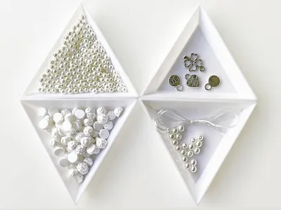Productafbeelding van Parelset met Rosetta-cabochons en hangers - Parels met 2 gaatjes voor sieraden maken - Pastelwit en wit - 1 stuk