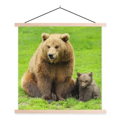 Produktbild von MuchoWow® Textilposter Bär - Gras - Junge 120x120 cm mit holzfarbenen Rahmen - Textil-Poster