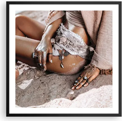 Produktbild von Gerahmtes Poster - Schwarzer Rahmen - Sand Frau Schmuck - 60x60 cm - Wand Bild - Wanddeko - Wandbilder - Kunstposter - Wandposter - Bilderrahmen - Bilder - Kunstdruck - P2BAC60x60-4634