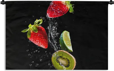 Produktbild von MuchoWow® Wandteppich Wandbehang Obst - Wasser - Schwarz - Stillleben Erdbeere - Kiwi 90x60 cm Tapisserie Dekoration Wandtuch - Wandskulpturen - Bildteppich
