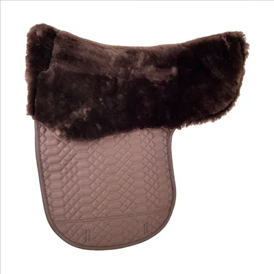 Produktbild von Engel Reitsport Satteldecke SADEK1 Lammfell & Baumwollsteppstoff, Fell in Sattellage, Fellkranz vorne, Mocca-Mocca-D (Dressur)