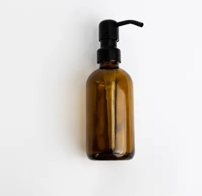 Produktbild von Natural Goods Berlin KLEAN Seifenspender mit Etiketten, hochwertiger & nachfüllbarer Seifenspender für Küche & Bad, transparent Braun, Edelstahl Pumpkopf Schwarz, 250 ml
