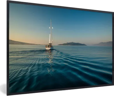 Produktbild von MuchoWow® Gerahmtes Poster Einsames Segelboot in Griechenland 60x40 cm - Poster mit Schwarzem Bilderrahmen Wandposter Rahmen Foto Bilder - Printing - Wanddeko Schlafzimmer