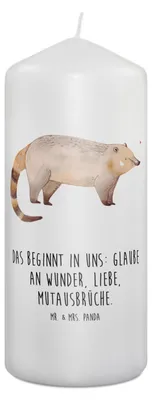 Produktbild von Mr. & Mrs. Panda Kerze Nasenbär 19 x 8 cm - Weiß - Geschenk, Rüsselbär, Bedruckte, Stumpenkerze, Erinnerungslicht, Erinnerungskerze, Bär, Nasenbären, Blockkerze