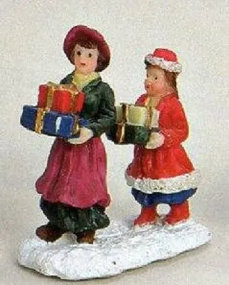 Diese niedliche Weihnachtsfigur zeigt zwei junge Mädchen, die Geschenke tragen.