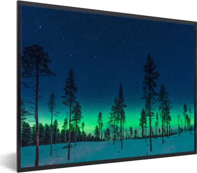 Produktbild von MuchoWow® Gerahmtes Poster Nordlicht - Schnee - Bäume - Natur - Grün 80x60 cm - Poster mit Schwarzem Bilderrahmen Wandposter Rahmen Foto Bilder - Schwarzem - Mit Gestell