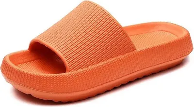 Einzelne orangefarbene Slide-Sandale mit strukturiertem Fußbett und Riemen, aus leicht erhöhtem Seitenwinkel betrachtet