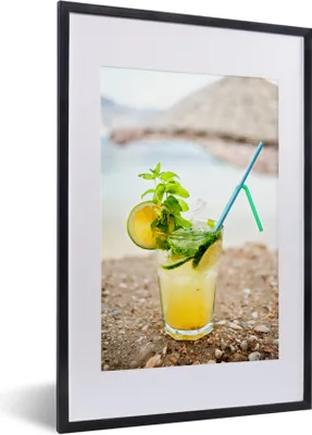 Produktbild von MuchoWow® MuchoWow® Gerahmtes Poster Gelber Mojito-Cocktail am Strand 40x60 cm - Poster mit zchwarzem Bilderrahmen - Poster in Rahmen